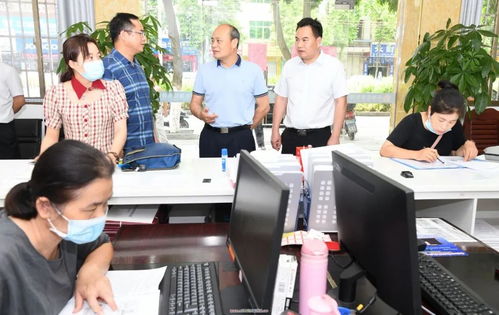 優(yōu)化營商環(huán)境 助力經(jīng)濟(jì)發(fā)展 莫若鋒在服務(wù)窗口調(diào)研時(shí)強(qiáng)調(diào)增強(qiáng)服務(wù)意識(shí)，提高服務(wù)效能